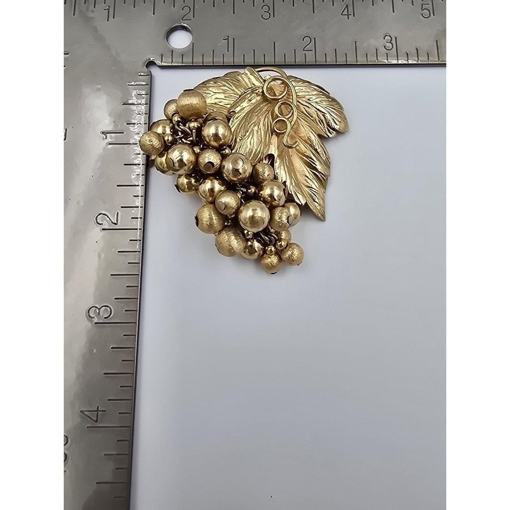 Vintage Napier Grape & Leaf Cluster Brooch Gold Tone Eugene Bertolli Dangle - Picture 7 of 8